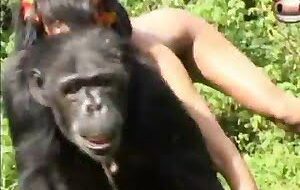 Porno prima – primo tarado chupou os peitos da priminha safada - Mulheres transando com macaco